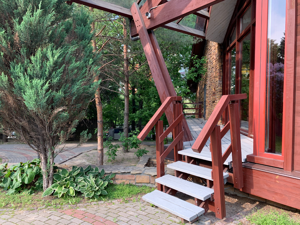 Вход в "Ферменто" вниз по лестнице