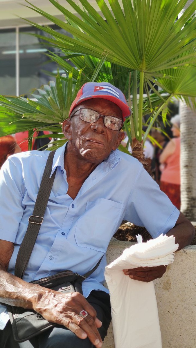 Портрет местного жителя, ожидающего открытия банка