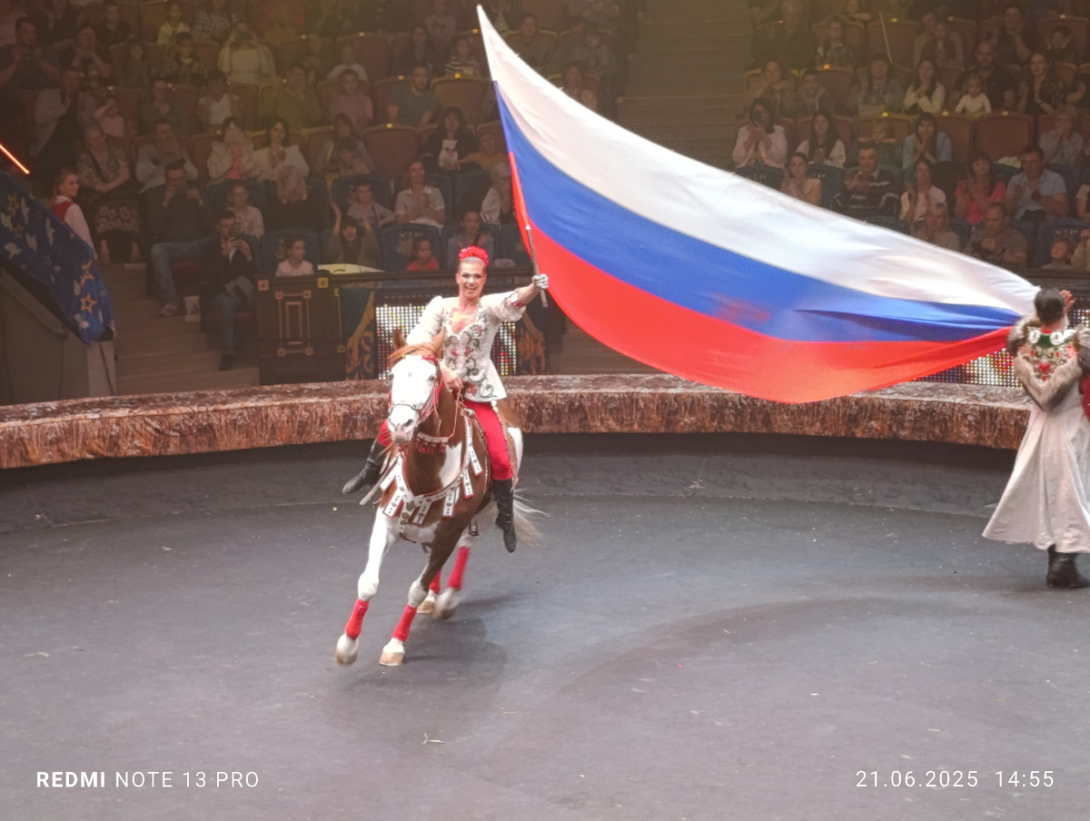 Джигитовка с флагом России. Весьма -весьма. 