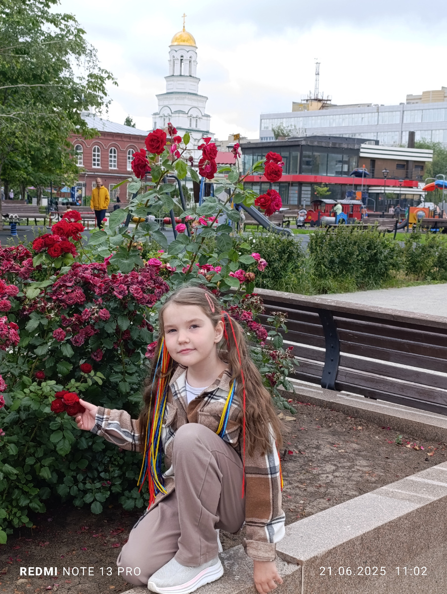 Погуляли перед цирком. Раньше здесь был сплошной базар, сейчас - вот такая красота. Розы. Храм тоже новодел.