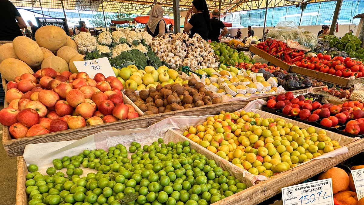 Уникальность турецкого базара в том, что большая часть продукции произведена здесь же.
