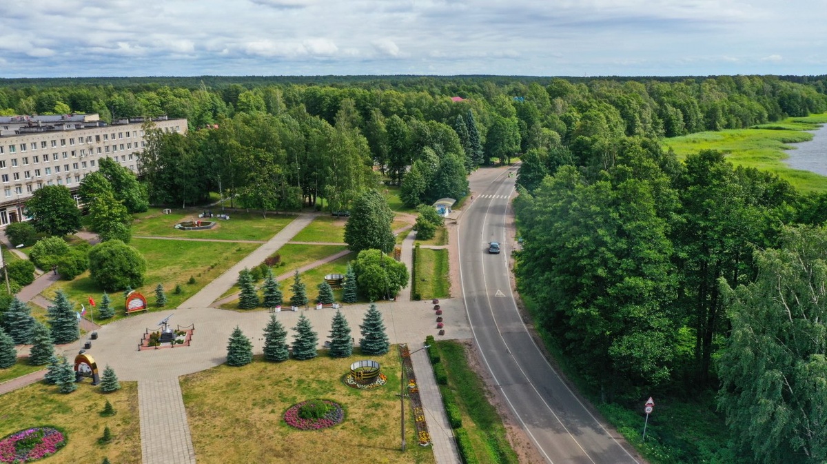 Въезжая в Приморск со стороны Петербурга невозможно миновать эту условную улицу - набережная Лебедева.