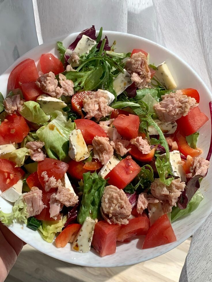 Если вы хотите перекусить вкусно, сытно и без лишних хлопот — этот рецепт именно для вас. Салат с тунцом — отличный вариант для лёгкого ужина, обеда на скорую руку или даже полезного перекуса. Минимум ингредиентов, максимум пользы и вкуса!