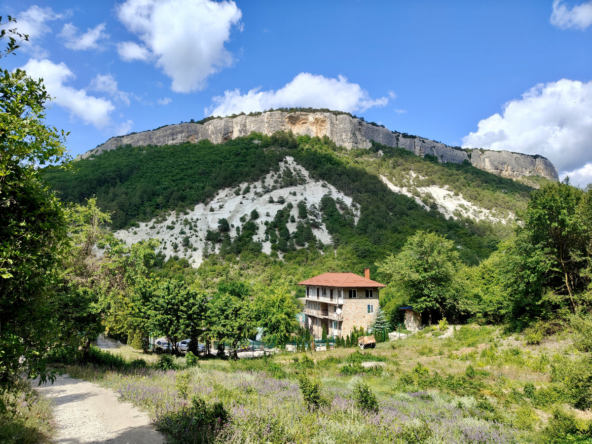 Вид от начала тропы, и это не Мангуп