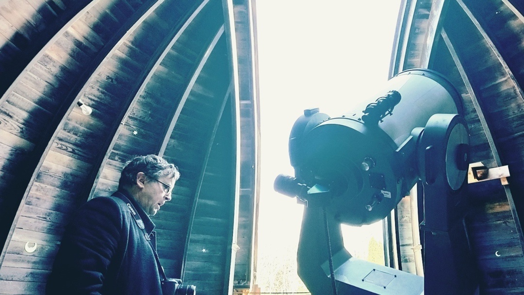 Дмитрий Вибе, известный астроном и популяризатор науки, доктор физикоматематических наук рассказывает об устройстве телескопа. Фото: Дмитрий Прохоров