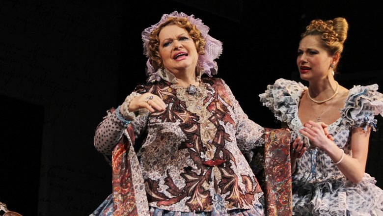 Актриса сейчас играет только в одном спектакле - «Свадьба Кречинского». После занавеса, зрители не отпускают ее со сцены! Фото: resizer.mail.ru