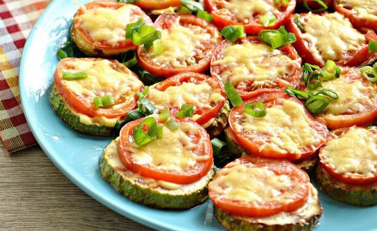 Хочется чего-то вкусного, но при этом простого и полезного? Тогда этот рецепт для вас! Запечённые кабачки с сыром — это лёгкая закуска или гарнир, который готовится за считанные минуты и отлично подойдёт как к обеду, так и к ужину.

