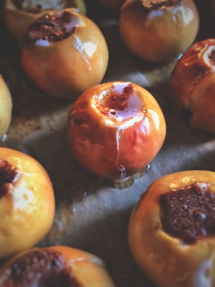 Ищете лёгкий и полезный десерт без сахара и лишнего жира? Тогда печёные яблоки с мёдом — ваш идеальный выбор! Это блюдо не только вкусное, но и очень ароматное. Готовится быстро, выглядит аппетитно, а запах при запекании наполняет дом уютом.