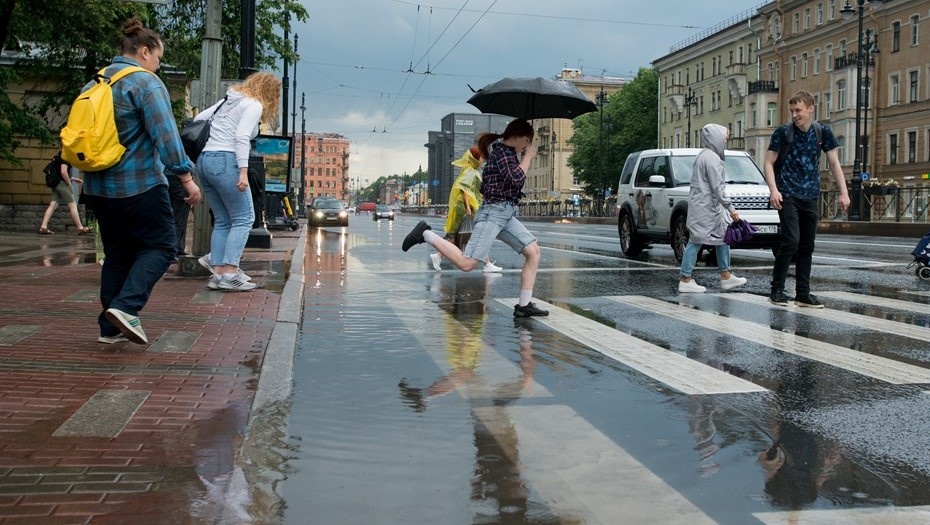    Горожане на Московском пр у метро Фрунзенская после сильного дождя. Автор фото: Ермохин Сергей/ДП