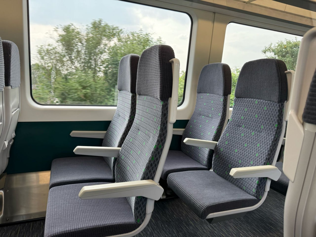 Салон поезда Aventra (класс 730/2). Источник: DesirableDesiro/X