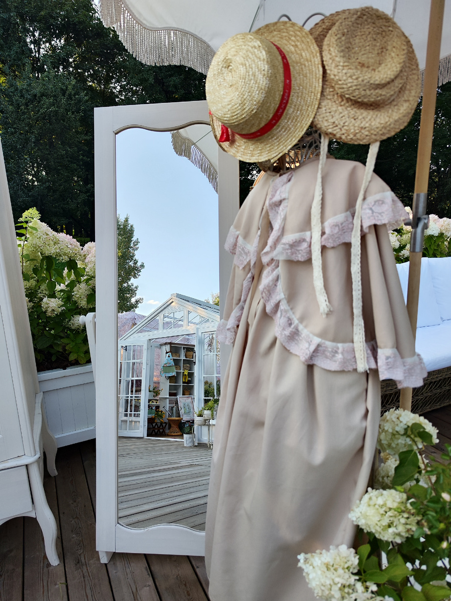 В зеркале видна ещё и теплица 