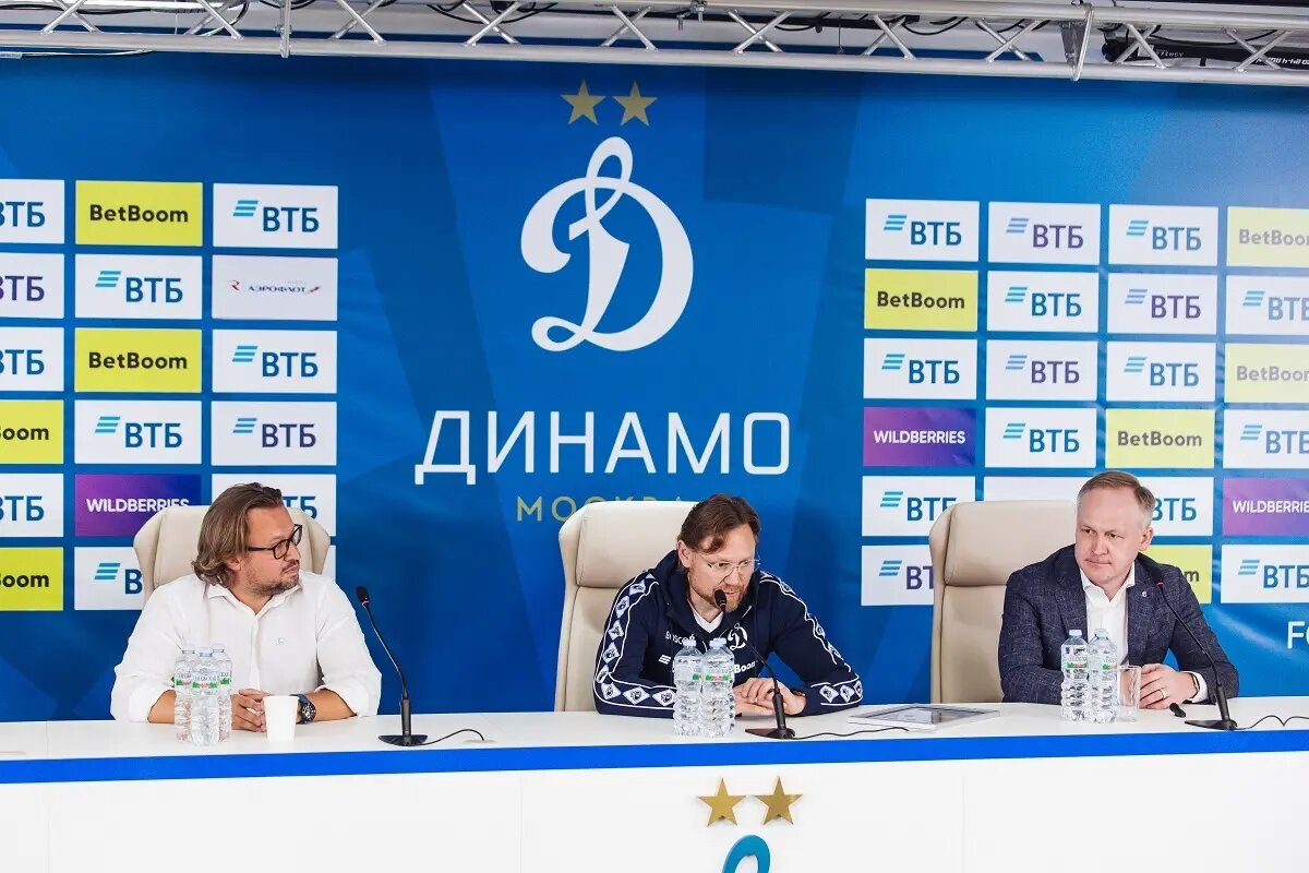 Пресс-конференция, на которой представили Валерия Карпина как главного тренера команды. Фото ФК Динамо 