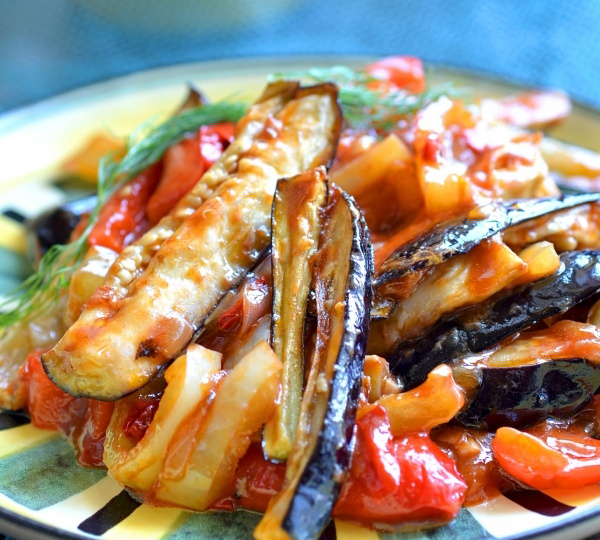 Подаём с густым соусом: баклажаны от которых захватывает дух. Весь секрет в обжарке и соусе