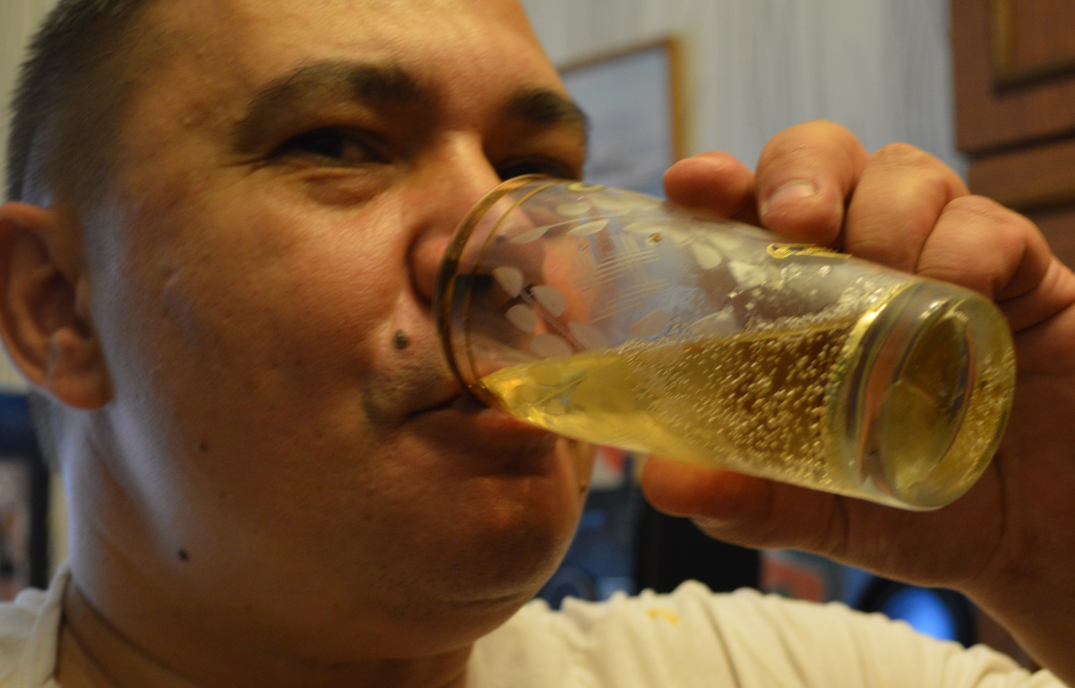 Выпиваю бокал шампанского на дне которого золотая медаль дочки.