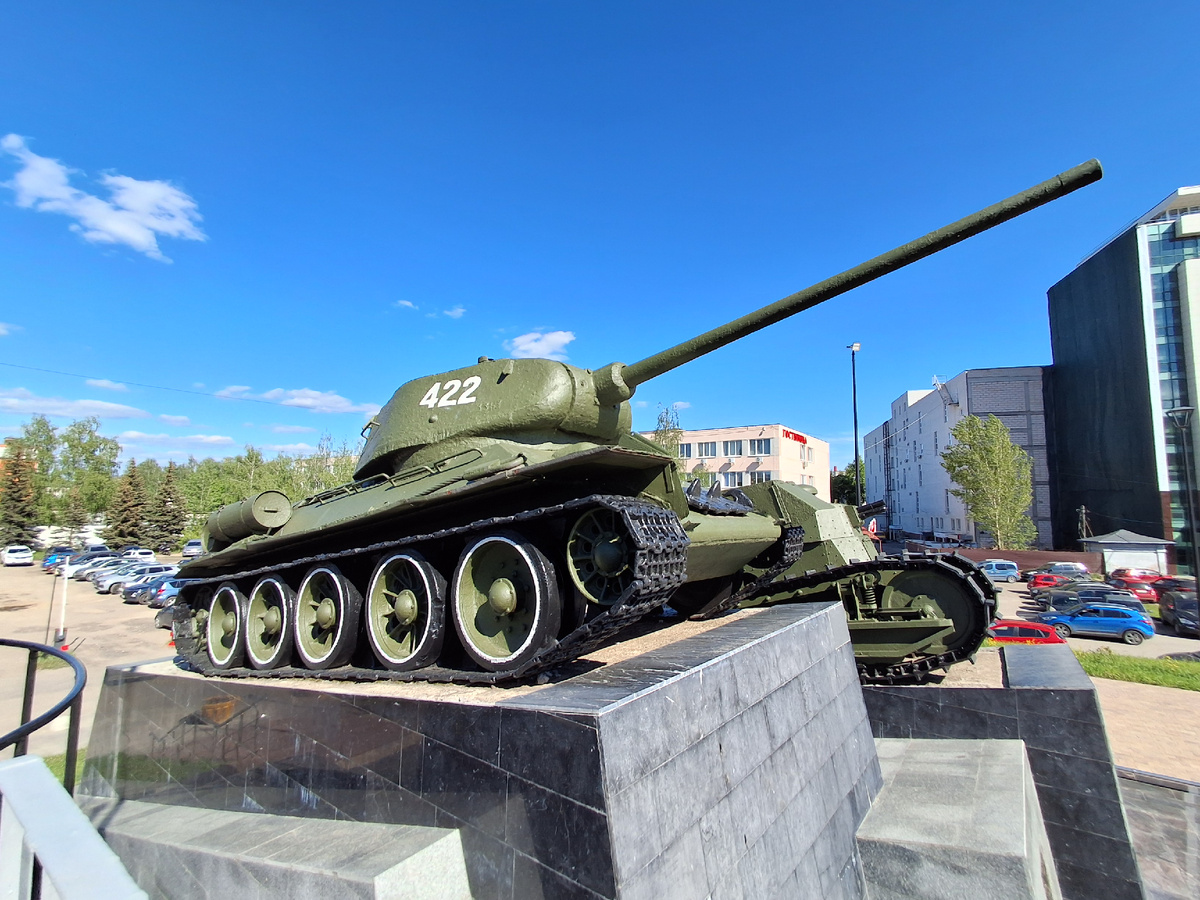 Серийный средний танк Т-34-85 № 422 (1945), произведенный на заводе "Красное Сормово", прошел путь от Вислы до Берлина и одним из первых ворвался в Берлин в апреле 1945 года. Мемориал у Северной проходной завода "Красное Сормово". Фото автора.