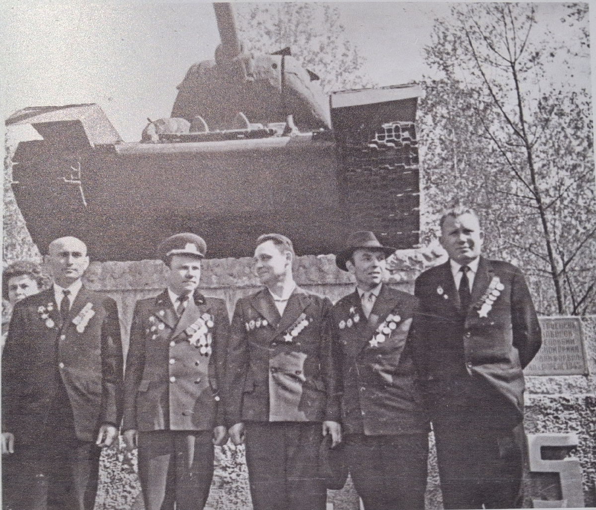 Экипаж танка-памятника возле своего боевого друга. Т-34-85 № 422, сделанный руками сормовичей, прошел путь от Вислы до Берлина и одним из первых ворвался в столицу немецкого рейха. 9 мая 1966 года. Фото из открытых источников. 