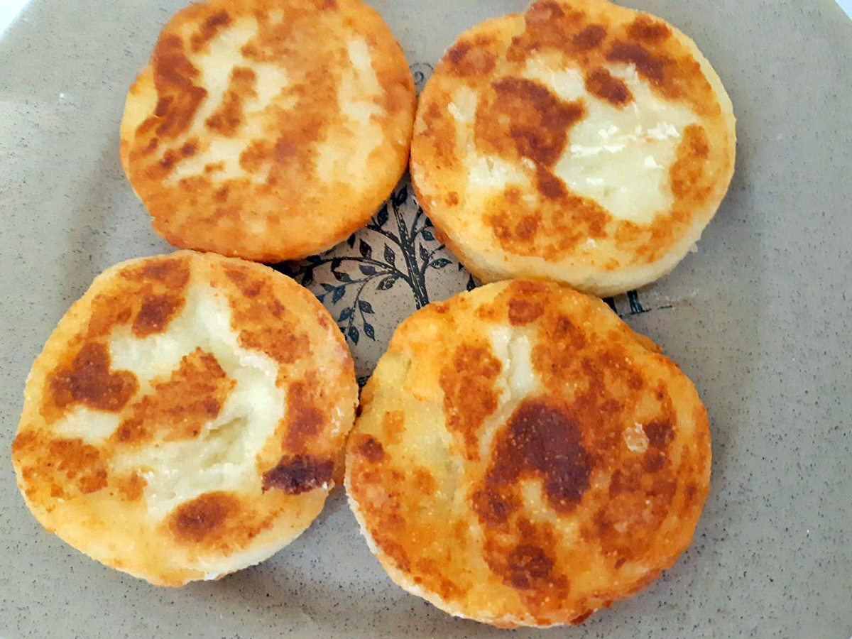 Это не сырники, жареные на сковороде манные биточки