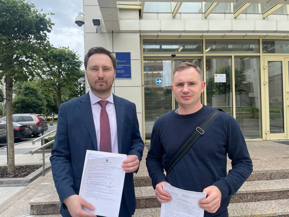 Кирилл Гончаров и Максим Круглов у префектуры ЦАО Москвы. Фото: пресс-служба партии
