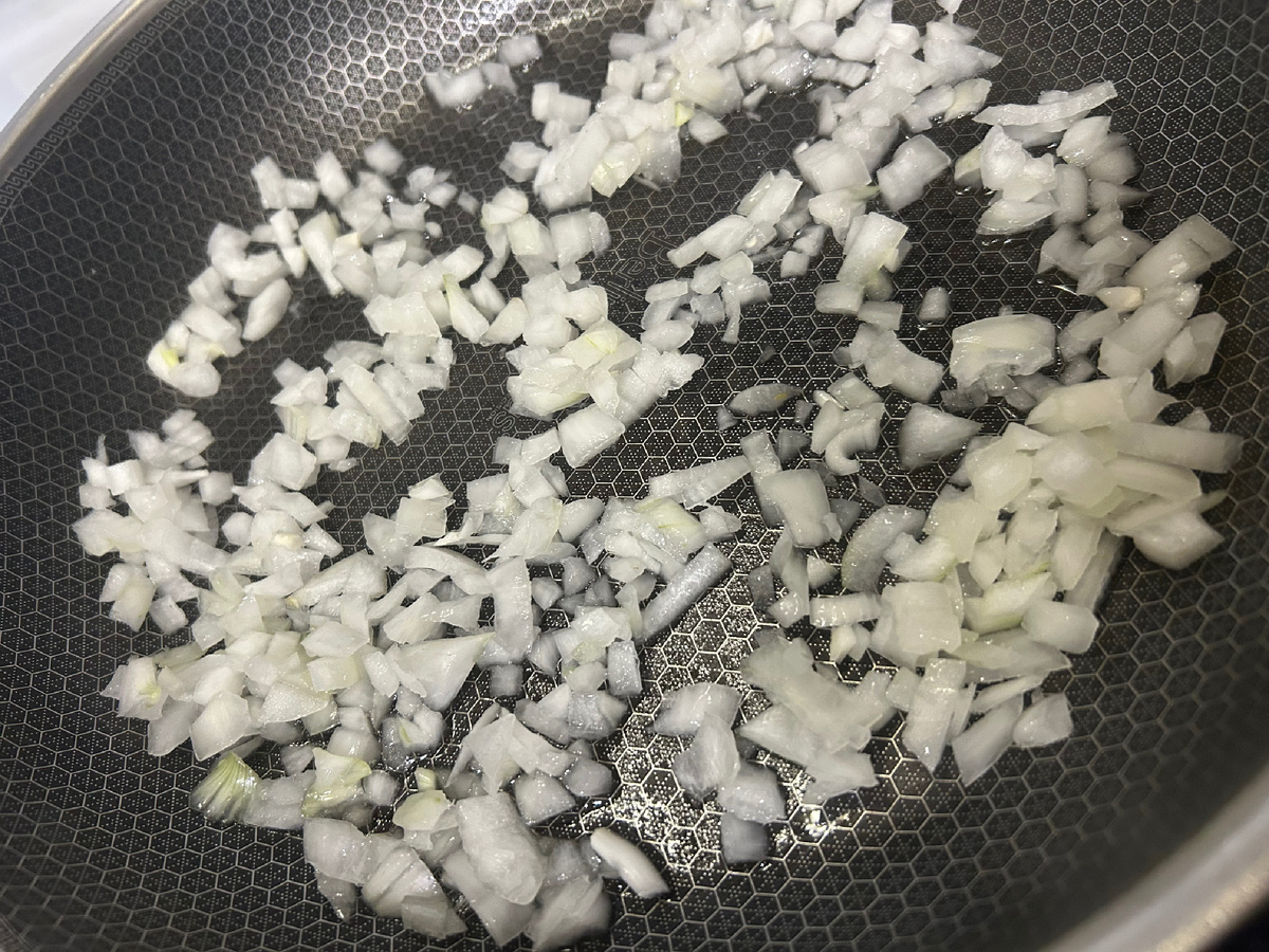 Лук порезать кубиком и обжарить до прозрачного цвета.