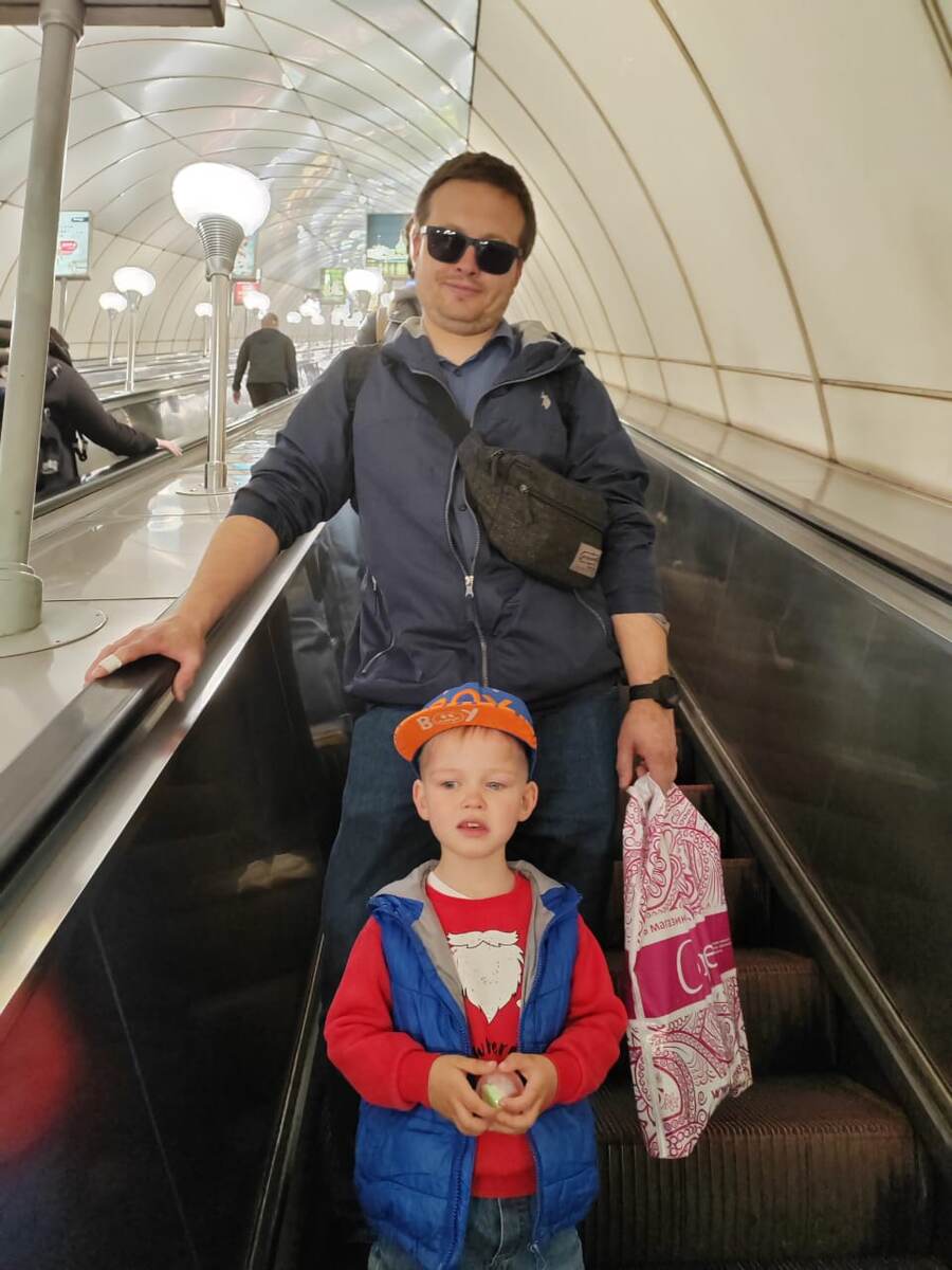 С папой, спускаемся в подземку