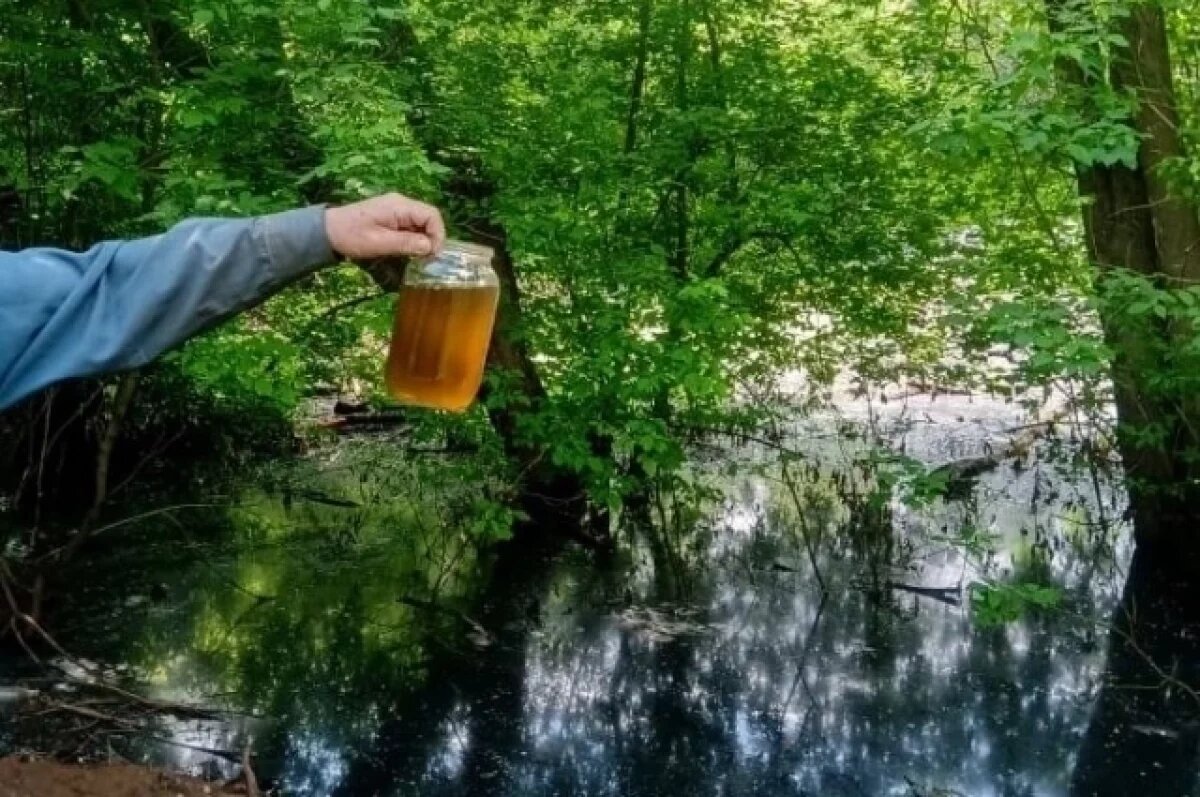    Вода в котловане рядом с садоводческими товариществами приобрела характерный цвет и запах.