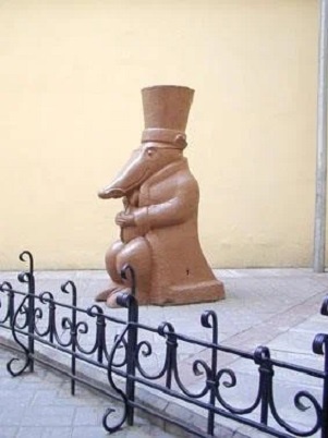 Установлена 26 октября 2001 г. во дворе д. 1 по Зверинской ул. (ул. Блохина, 1). Скульпторы Анатолий Семенович Гаврилов и Александр Анатольевич Пальмин. Бетон с наполнителем, высота 150 см. 