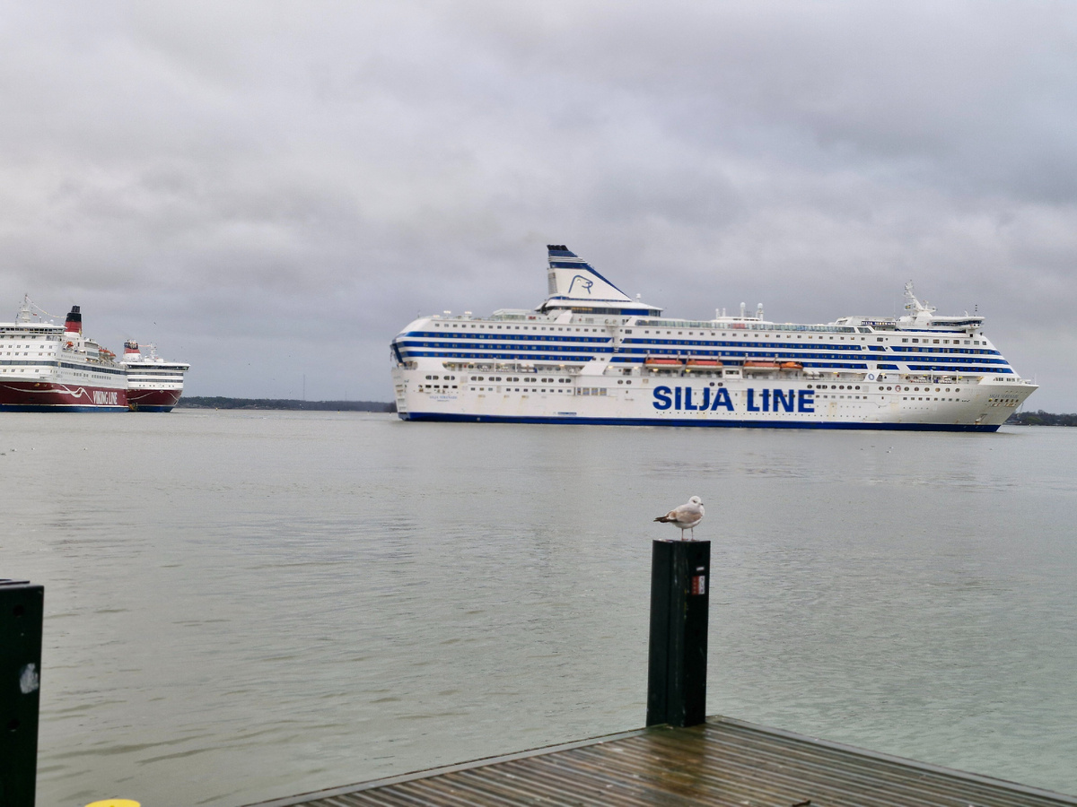 В ожидании парома на Рыночной площади увидел на трубе лайнера национальную финскую гордость - Мумми Тролля