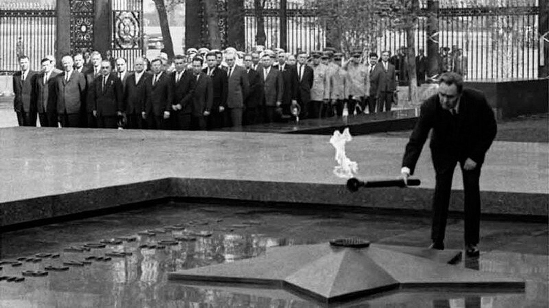 Брежнев зажигет огонь