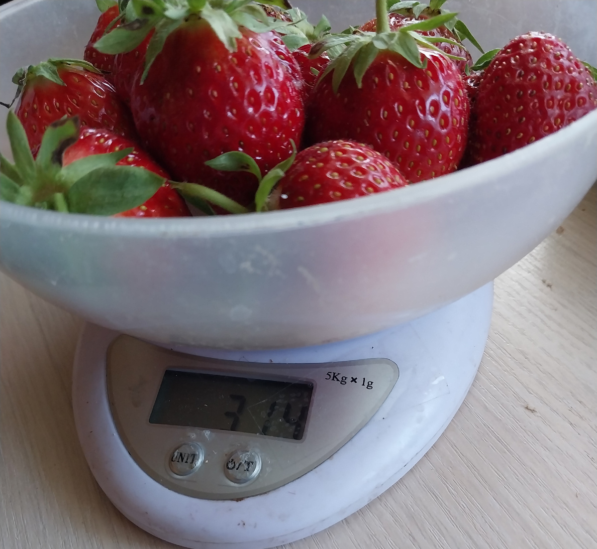 Здесь всего 10 ягодок. Но зато  каких!