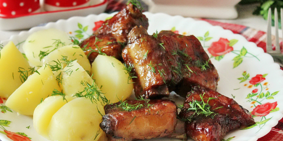 Ребрышки - просто пальчики оближешь: сочные, румяные, нежные и мясо идеально отходит от кости. Даже на праздничный стол такие готовим!
