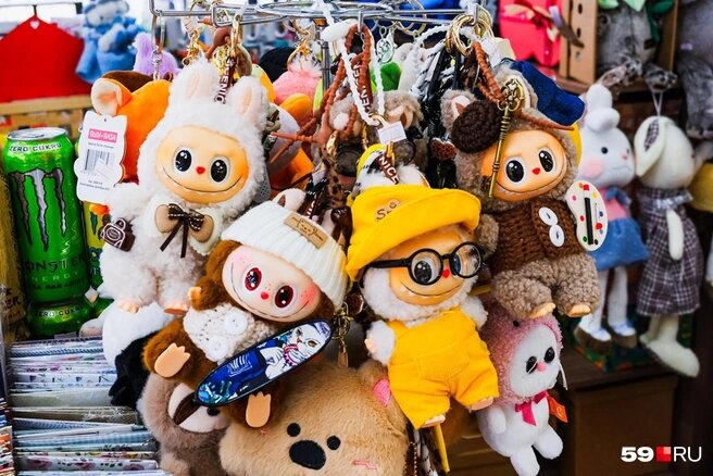 Обычно Лабубу продаются в слепых коробках, но неоригинальные игрушки можно купить и такИсточник:Тимофей Калмаков / 59.RU