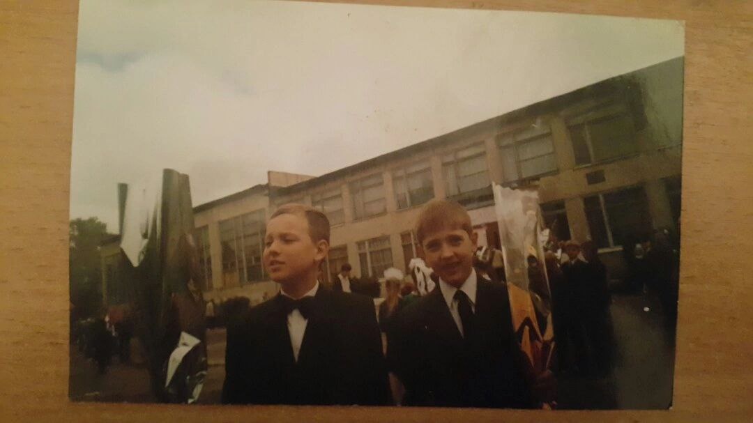 С детсада копали подкоп, чтобы сбежать. Вместе пробовали сигареты, ругались, терялись и снова находились. А однажды я случайно изменил его жизнь, выпив всё, что он копил для девушки…( было бы , чем гордиться )