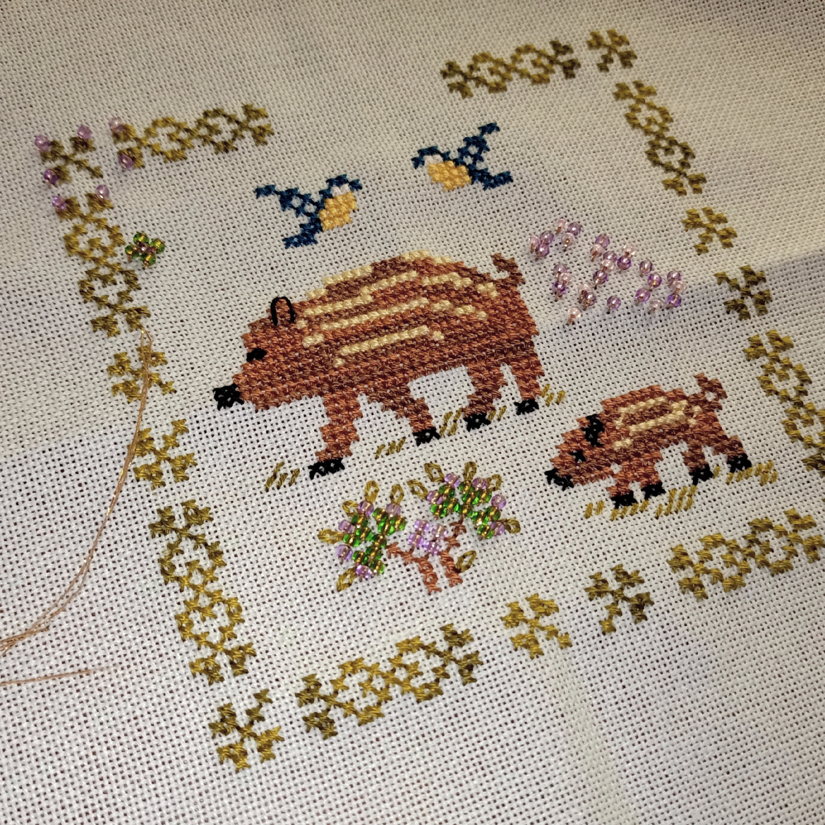 Фотки под настольной лампой, поэтому немного жёлтые