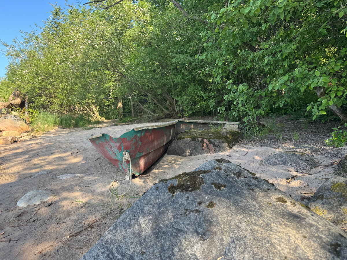 Разбитая лодка на берегу недалеко от прохода на территорию парк-отеля. Фото из личного архива автора