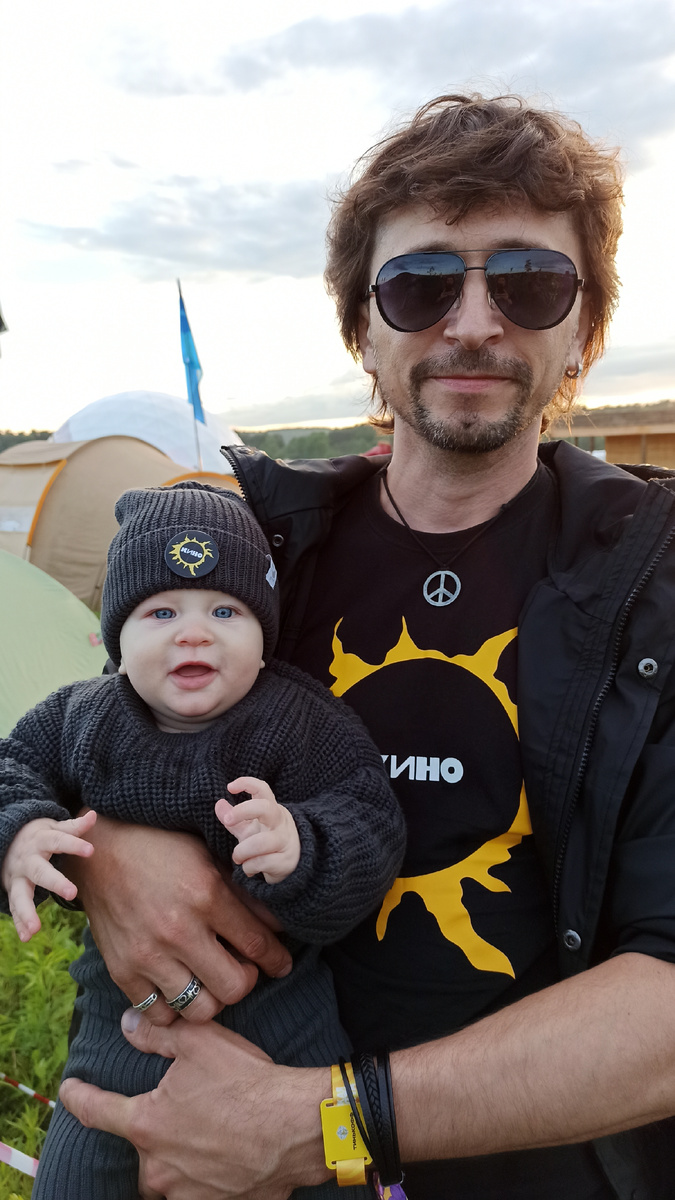 Янь с папой собирается на свой первый концерт группы «Кино» на фестивале «Дикая Мята».