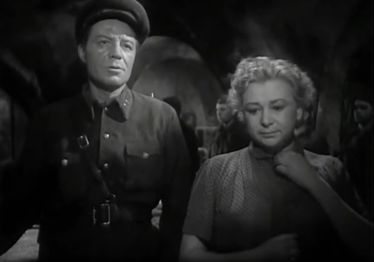 В фильме "Бессмертный гарнизон" Василий Макаров сыграл роль командира Ивана Батурина, а Валентина Серова - его жену Марию