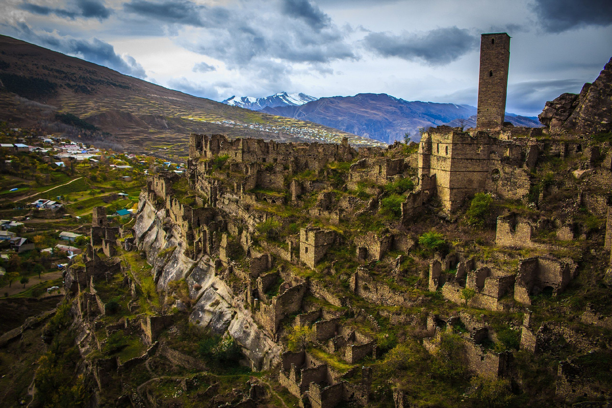 Высота над уровнем моря — 1775 м. Точный возраст аула неизвестен. Некоторые учёные считают, что первые поселенцы обосновались здесь ещё до нашей эры. 