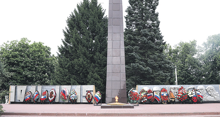 риал в селе Долгоруково открыт 9 мая 1975 года к 30-летию Победы. В этот день был зажжён Вечный огонь Славы, а в нише стелы замурован список имён 4829 долгоруковцев, погибших на фронтах Великой Отечественной войны

