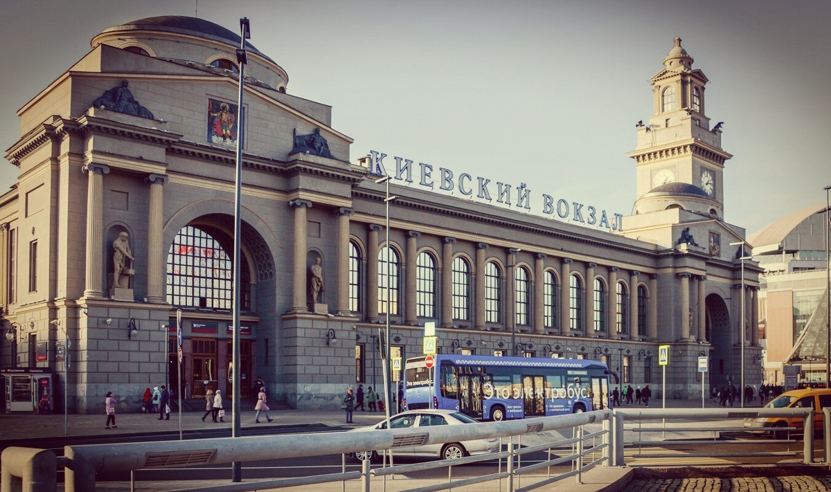 Какие столичные топонимы сохраняют связь с соседней страной?