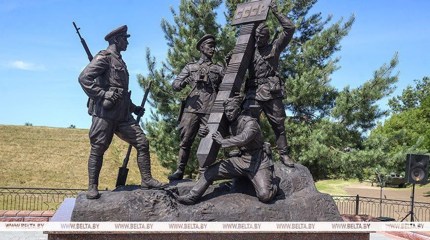 У стен Брестской крепости