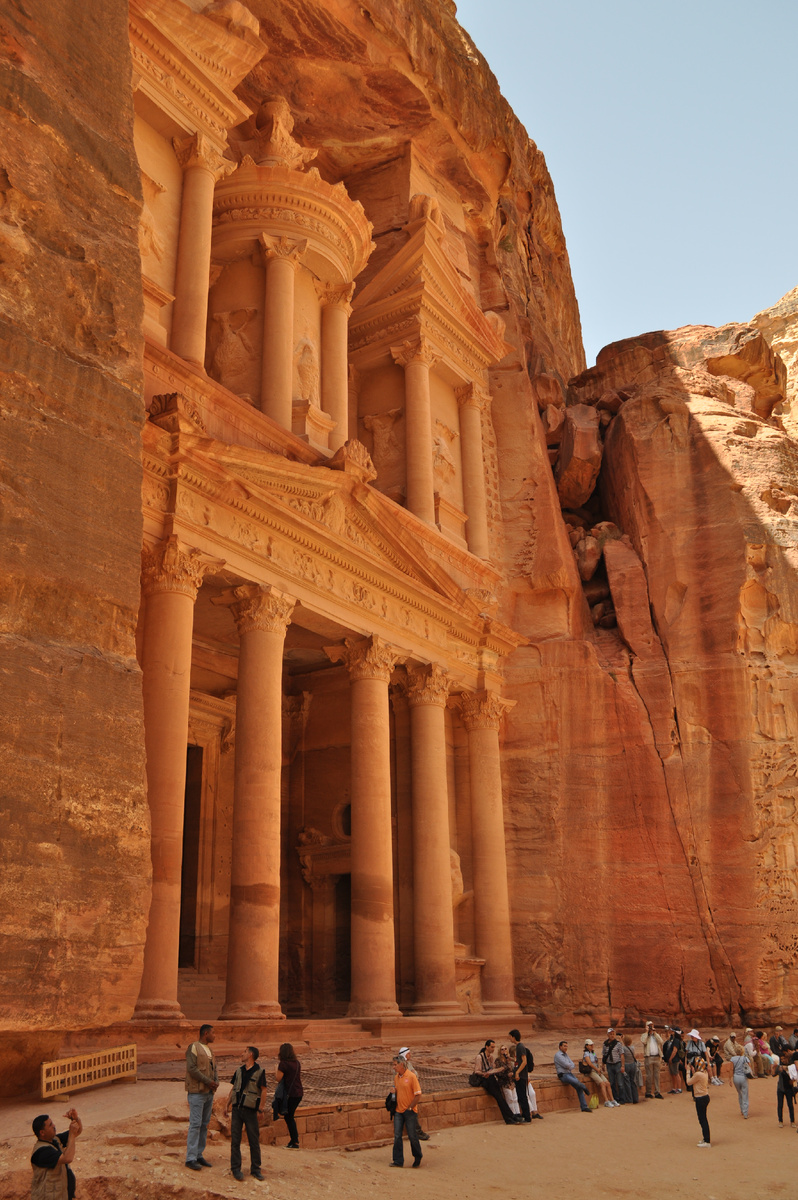 Мавзолей Эль-Хазне — пример величайшего мастерства древних архитекторов и камнерезов. Ответов на то, с помощью каких приёмов они высекали фасад, на основании каких расчётов и предварительных проектов — нет, можно строить лишь предположения.