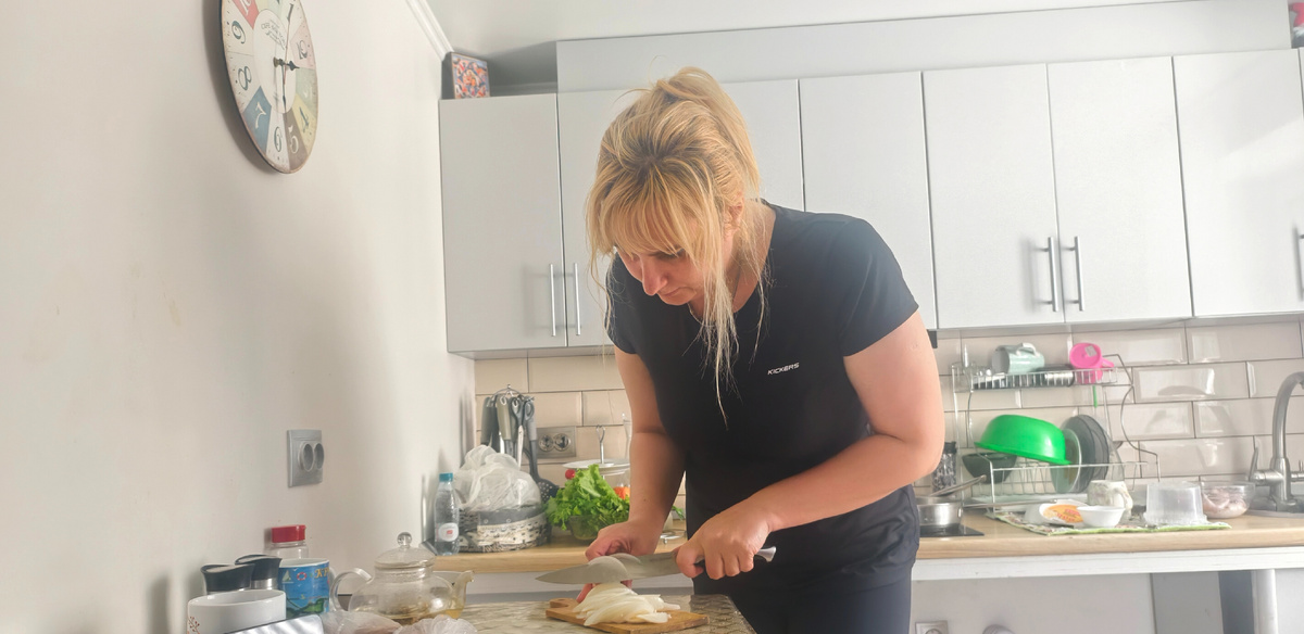 Марина режет лук