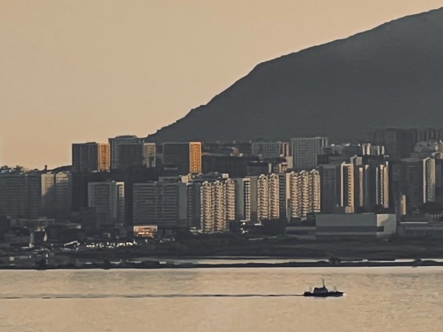 На Балтике я могла лежать на песке часами, а тут лежишь — и думаешь, а не сбежать ли к прохладному морю?