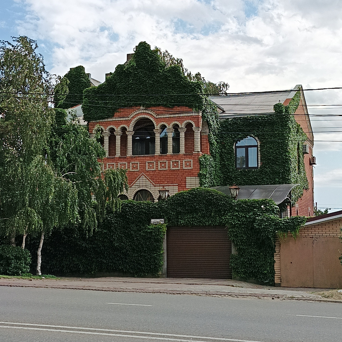 Очень красивый чей то дом в Темрюке. Фото автора.