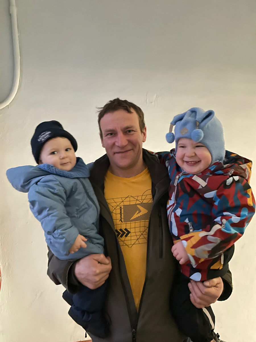 Уставший отец несет свое «богатство» домой