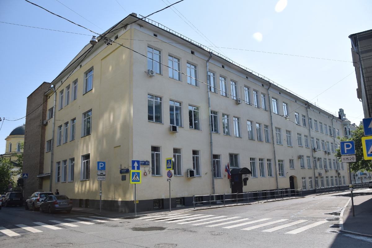 Школа №2123 имени Мигеля Эрнандеса (бывшая женская гимназия М.Т. Брюхоненко). Фото автора канала "Приключения Тома Сойера".