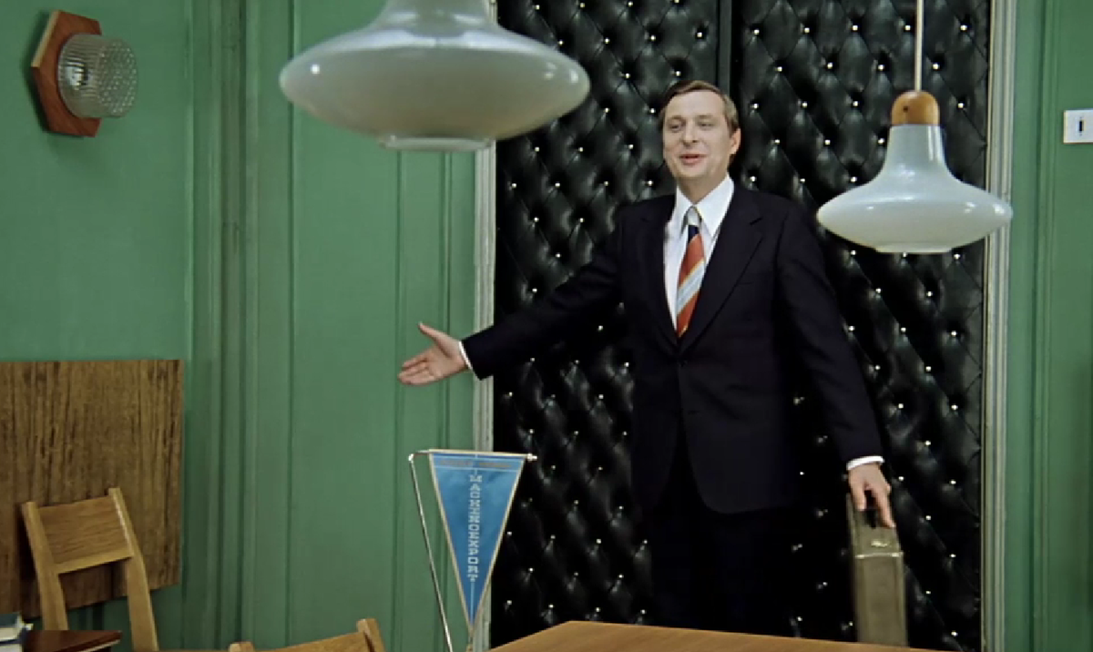 - А вот и я... Кадр из комедию режиссера Эльдара Рязанова "Служебный роман"