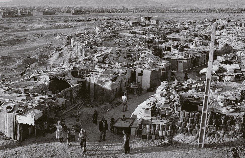 Большая часть иранцев жила в ужасающей нищете, пока элита отдыхала на европейских курортах