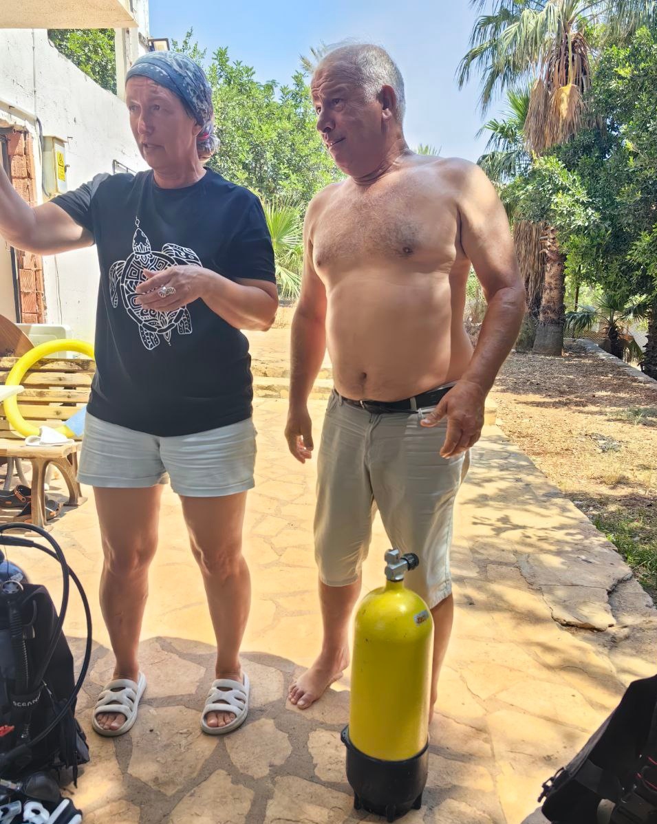 Мы с Муратом. Я что-то ему говорю. 