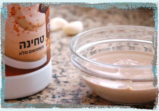 Если вы пробовали хумус — значит, вы уже знакомы с тахини. Но эта паста из кунжута может куда больше, чем быть просто «ингредиентом в соусе».

Давайте разберёмся, что это за продукт, как он выглядит, с чем сочетается и как использовать его дома — легко и вкусно.